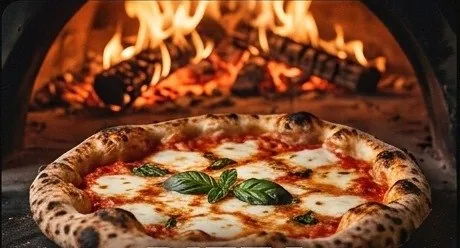 Pizza napoletana appena sfornata nel forno a legna